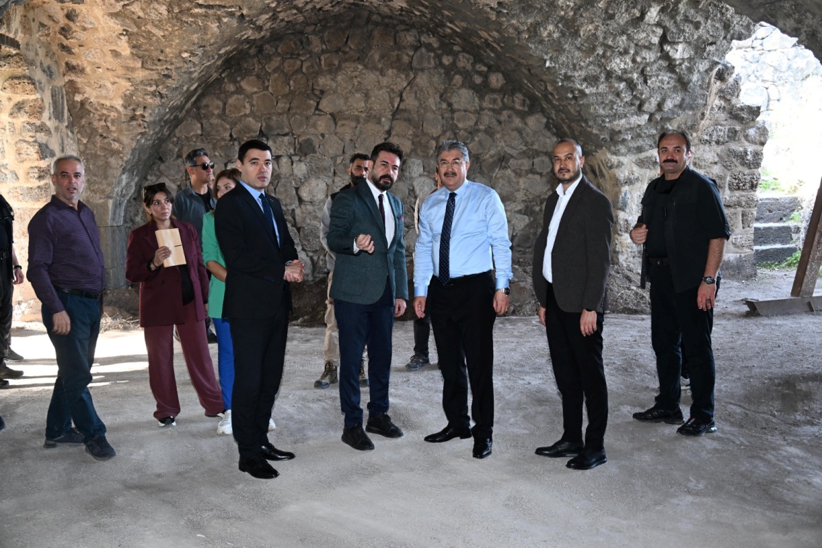 Vali Yılmaz, Toprakkale Kale'sinde Devam Eden Kazı Çalışmalarını Yerinde İnceledi