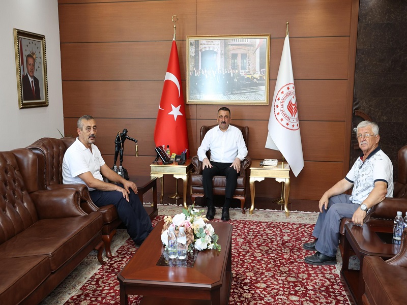 Kıbrıs Gazimiz Ali Turan’ın Oğlu Yaşar Turan ile Mehmet Tükenmez, Vali Osman Hacıbektaşoğlu’nu Ziyaret Etti