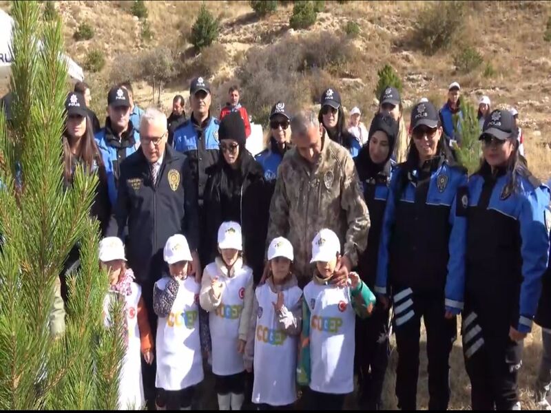 Sivas’ta Polis Ekipleri "Bir Çocuk Değişir, Dünya Değişir" Projesi Kapsamında; Çocuklarla El Ele Daha Yeşil Bir Gelecek İçin Fidanlar Toprakla Buluştu