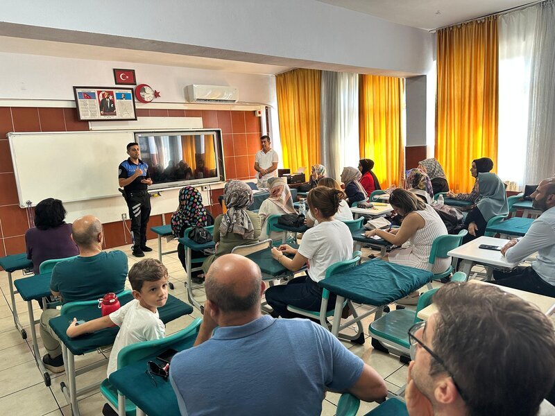 Emniyet Ekiplerinden Velilere Huzurlu Okul Yılı Bilgilendirmesi; Alanya’da Polis-Veli İş Birliği Güçleniyor