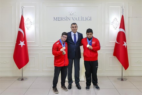 VALİMİZ SAYIN ATİLLA TOROS, ZİYARETİNE GELEN AVRUPA ŞAMPİYONU DOWN SENDROMLU MİLLİ SPORCULARIMIZ SERCAN KARA VE MUSA ALAN İLE GÖRÜŞTÜ