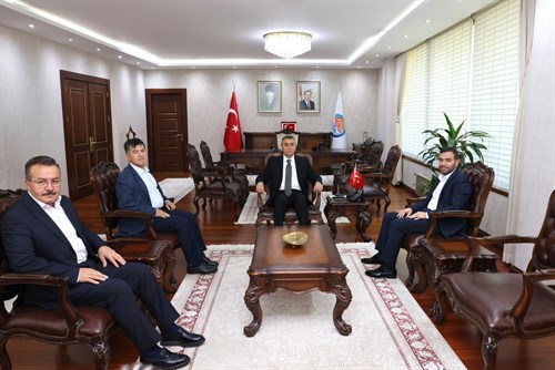 VALİMİZ SAYIN ATİLLA TOROS, ZİYARETİNE GELEN HAYRAT YARDIM VAKFI GENEL BAŞKAN YARDIMCISI OSMAN ÇALIM VE BERABERİNDEKİ HEYET İLE GÖRÜŞTÜ