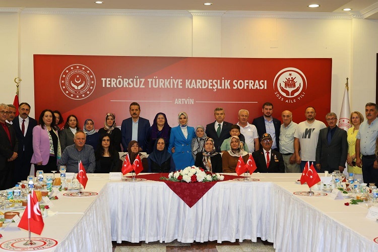 Aile ve Sosyal Hizmetler Bakanımız Mahinur Özdemir Göktaş, Şehit Yakınları ve Gazilerle “Terörsüz Türkiye Kardeşlik Sofrası”nda Buluştu