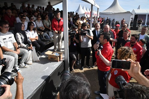 Vali Vekili Çek ve Baykar Yönetim Kurulu Başkanı Bayraktar TEKNOFEST Yarışması’na Katılan Gençlerle Bir Araya Geldi