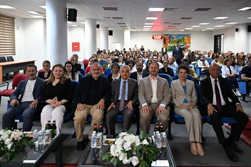 Vali Turan, "Yapay Zekâ Çağında Gelecek Nasıl Bir Öğretmen Bekliyor" konulu seminere katıldı…