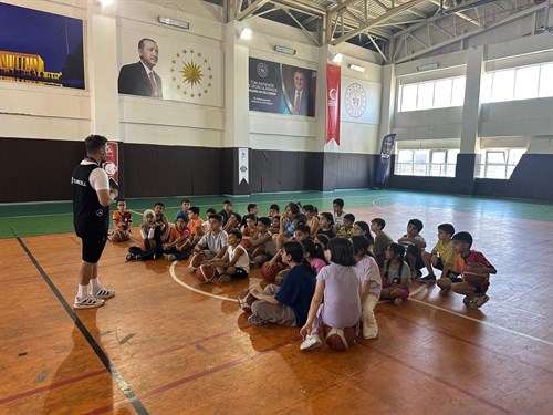 Batman’ın Spor Salonları Basketbolcu Gençlerle Dolup Taşıyor!