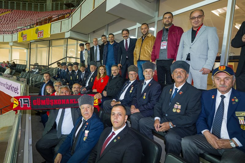 Valimiz Sayın Hüseyin Aksoy, Eskişehirspor-Muğlaspor Ziraat Türkiye Kupası ikinci tur müsabakasını izlemeye gelen Gazilerimiz ile bir araya geldi.