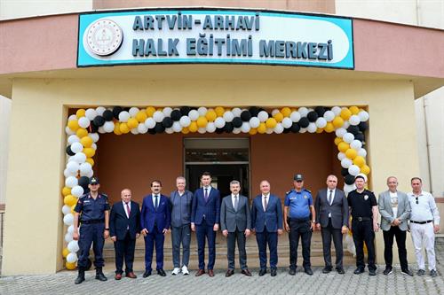 Valimiz Dr. Turan Ergün, Arhavi Halk Eğitimi Merkezi Yıl Sonu Sergisi’ni Ziyaret Etti