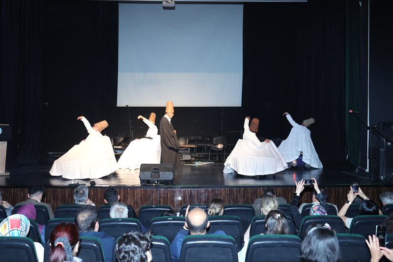 Valiliğimiz tarafından düzenlenen Yunus Emre Kültür ve Sanat Haftası etkinlikleri Yunus Emre Kültür Merkezi’nde anlamlı bir gösteri gerçekleştirildi