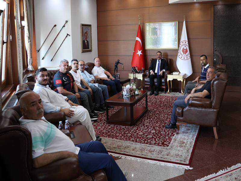 Vali Osman Hacıbektaşoğlu, Merkez Mahalle Muhtarlarını Kabul Etti