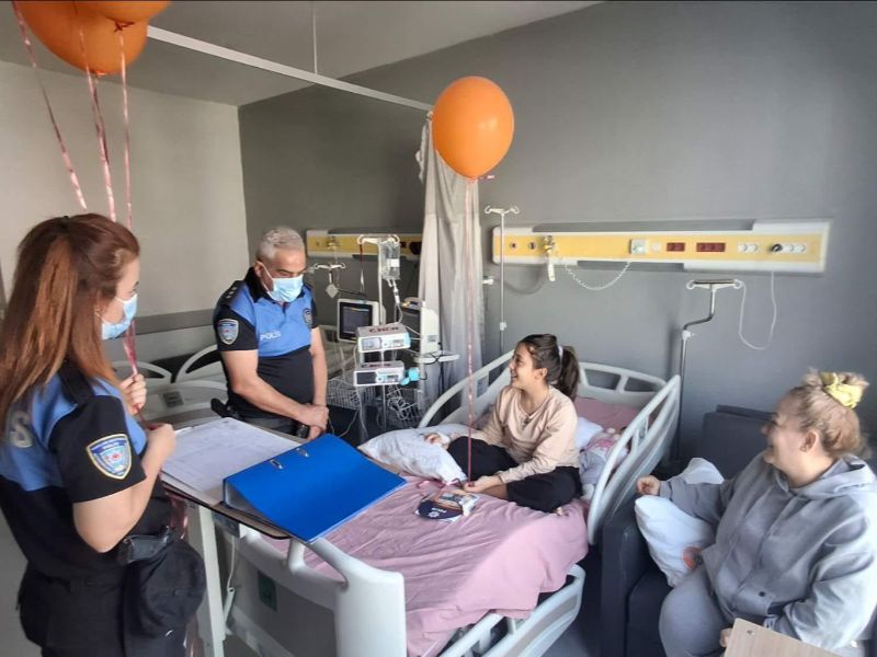 Mersin'de Polis Ekipleri Lösemili Çocuklara, Minik Yüreklere Sevgi Dolu Ziyarette Bulundu