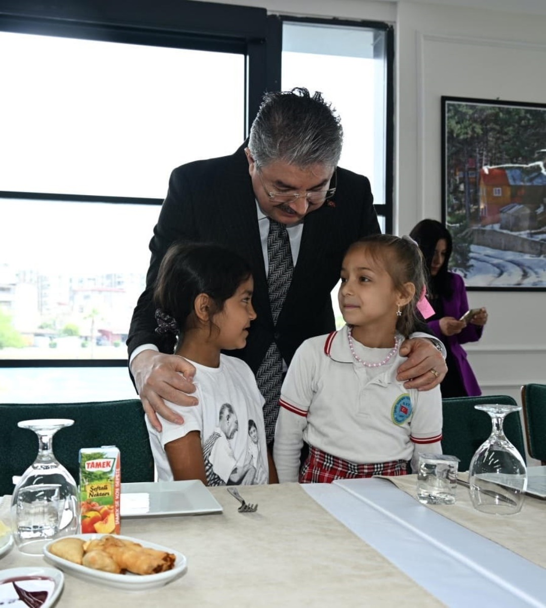 Vali Yılmaz, Şehit Yasemin Tekin İlkokulu 2/B Sınıfı Öğrencileri ile Kahvaltıda Buluştu