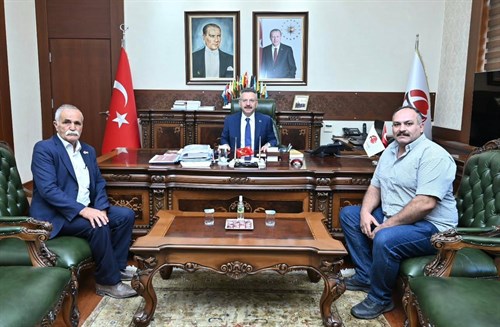 Seyitgazi Akin Mahallesi Muhtarı İbrahim Yıldız ve Akin Mahallesi Dernek Başkan Yardımcısı Devrim Şanlı Valimiz Sayın Hüseyin Aksoy'u ziyaret etti.