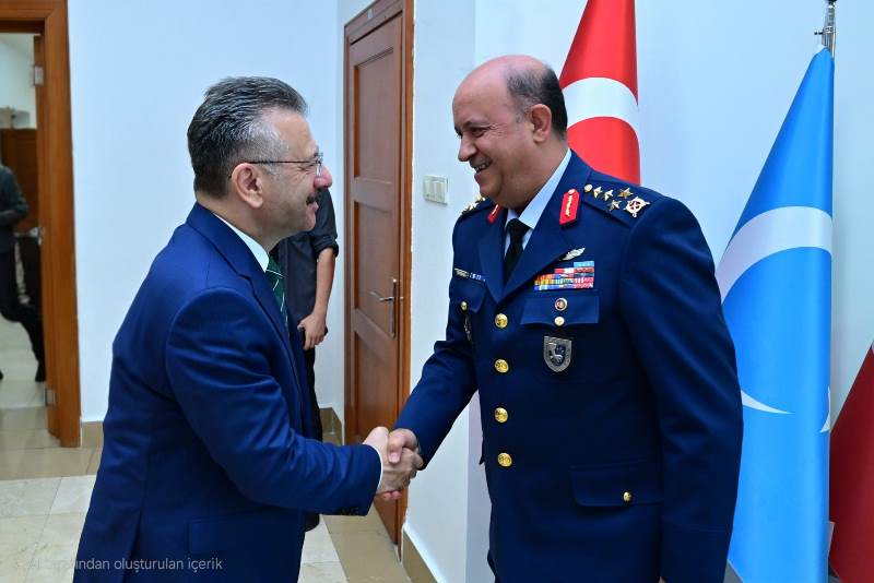 Yüksek Askeri Şura (YAŞ) kararı gereği emekliye ayrılan Hava Orgeneral İsmail Güneykaya, Valimiz Sayın Hüseyin Aksoy'a veda ziyaretinde bulundu.