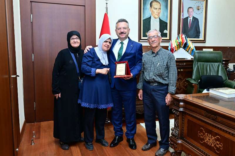 Şehit Polis Memuru Aziz Oray’ın babası Ali Oray, annesi Şenel Oray, kardeşleri Oğuz Oray ve İsmihan Oray Valimiz Sayın Hüseyin Aksoy’u ziyaret etti.