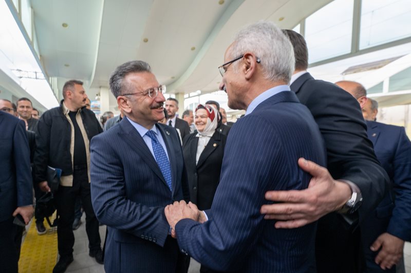 Valimiz Sayın Hüseyin Aksoy, Ulaştırma ve Altyapı Bakanı Sayın Abdulkadir Uraloğlu’nu Eskişehir Tren Garı’ndan YHT ile uğurladı