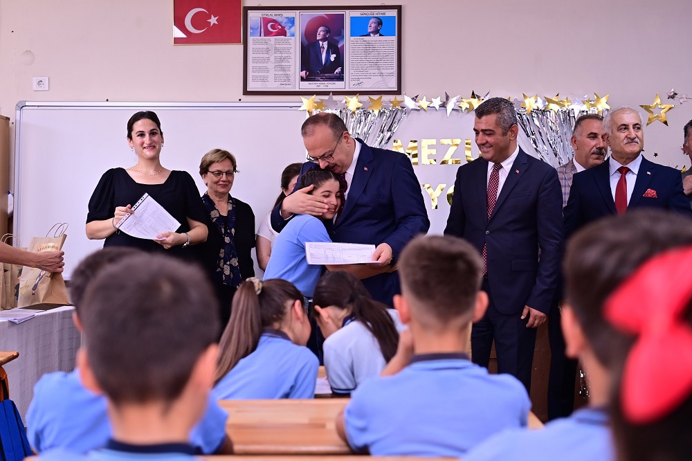 Valimiz Yakup Canbolat, 2024-2025 Eğitim Öğretim Yılı 2. Dönem Karne Dağıtım Töreni'ne katıldı.