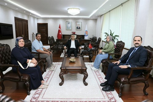 VALİMİZ SAYIN ATİLLA TOROS, ZİYARETİNE GELEN ŞEHİT PİYADE UZMAN ÇAVUŞ REMZİ NİŞAN’ IN EŞİ NESLİHAN SEVGİ NİŞAN İLE GÖRÜŞTÜ