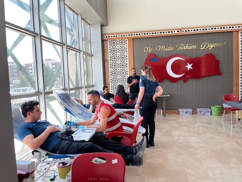 Kars Emniyet Ekiplerince "Demokrasiye Kan Ver " 15 Temmuz Demokrasi ve Milli Birlik Günü Anma Etkinlikleri Kapsamında Kan Bağışı Yapıldı
