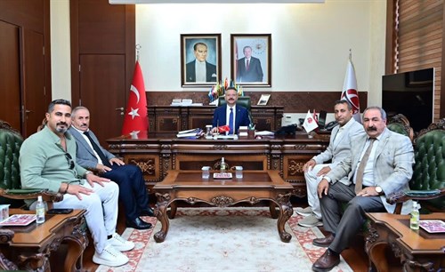 Öz Serhat Karslılar Derneği Başkanı Hacı Yıldız ve Yönetim Kurulu Üyeleri Valimiz Sayın Hüseyin Aksoy’u ziyaret etti.
