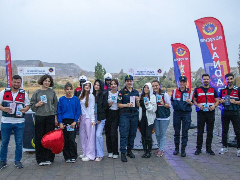 Nevşehir Jandarma Ekipleri Kültür Yolu Festivalinde Vatandaşların Huzur ve Güvenliği İçin Asayiş ve Trafik Tedbirlerini En Üst Seviyede Sürdürüyor
