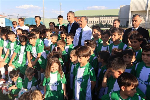 5. Geleneksel Yaz Futbol Okulu Coşkulu Bir Törenle Başladı
