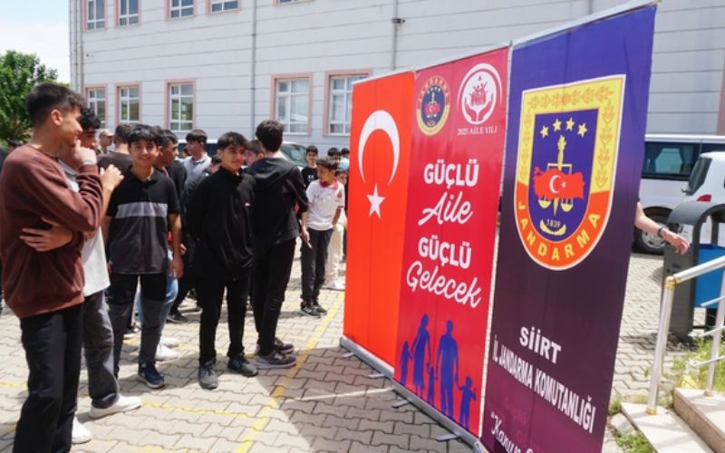 Siirt'te Jandarma Personeli, Bahar Şenliği Etkinlikleri Kapsamında Öğrencilerle Bir Araya Geldi