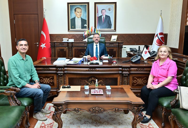 Anadolu Üniversitesi Türk Dili Bölümü Başkanı Prof. Dr. Emine Kolaç , Valimiz Sayın Hüseyin Aksoy'u ziyaret etti.