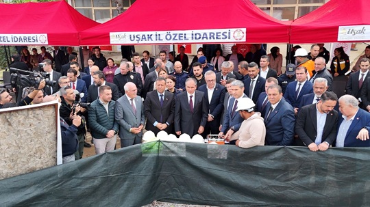 Vali Dr. Naci Aktaş Eşme İlçesini Ziyaret Etti