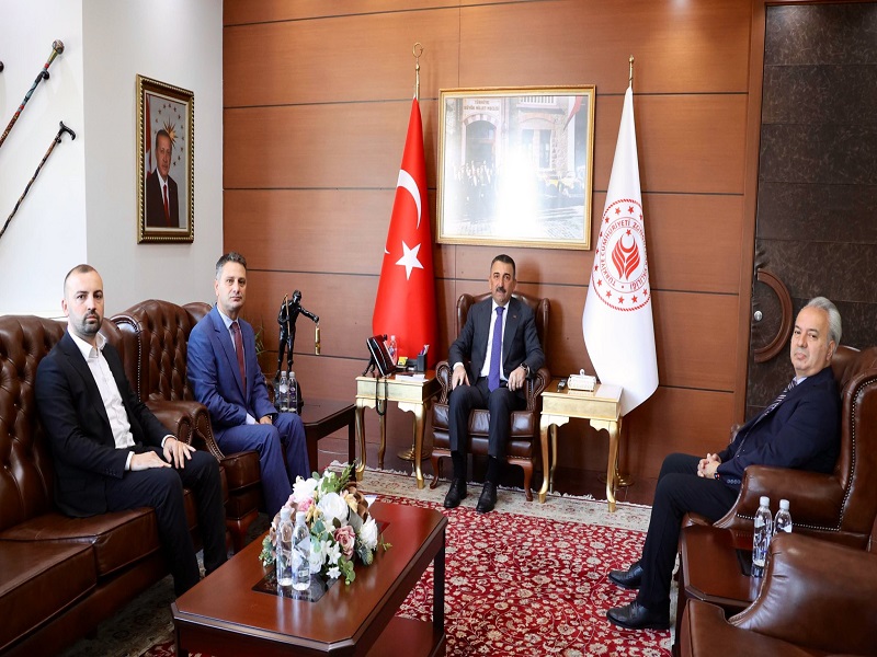 Vali Osman Hacıbektaşoğlu Çatalağzı Belediye Başkanı Yavuz Palabaş ve Beraberindeki Heyeti Kabul Etti