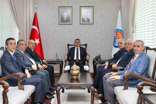 VALİMİZ SAYIN ATİLLA TOROS, ‘VAKIFLAR HAFTASI’ KAPSAMINDA VAKIFLAR BÖLGE MÜDÜRÜ METİN EVSEN VE BERABERİNDEKİ HEYETİ KABUL ETTİ