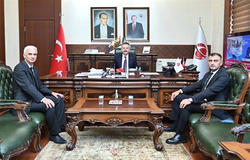 Servis Araçları İşletmecileri Esnaf Odası Başkanı Muhammed Günay ve Başkan Vekili Kadir Akkurt Valimiz Sayın Hüseyin Aksoy’u ziyaret etti.