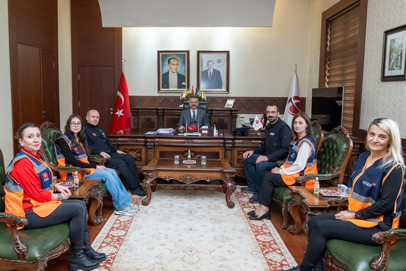 Valimiz Sayın Hüseyin Aksoy, 1-7 Mart Deprem Haftası nedeniyle, AFAD İl Müdürü Aslan Mehmet Coşkun ve AFAD gönüllülerini makamında kabul etti.