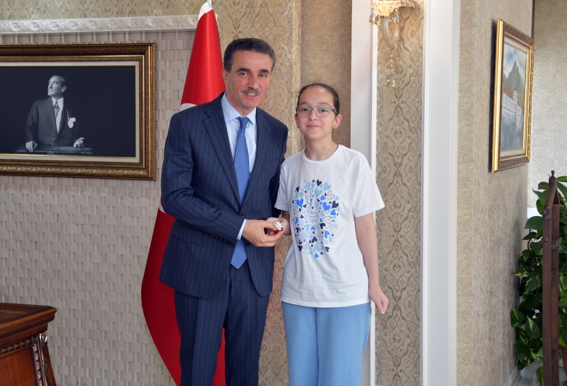 Valimiz Aydın Baruş LGS Türkiye Birincisi Melek Zehra Yalçın’ı Makamında Kabul Etti