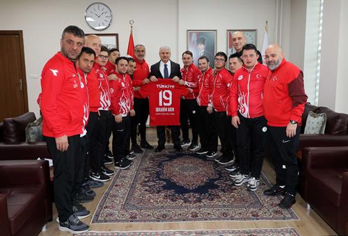 Vali Akın, Avrupa Şampiyonasına Şehrimizde Hazırlanan Down Sendromlu Futsal Milli Takımını Ağırladı