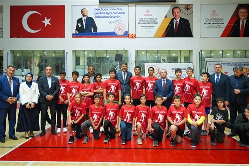 Vali Çelik, Amatör Spor Kulüplerine Nakdi Yardım Programına Katıldı
