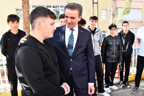Vali Baruş, Ali Fuat Kadirbeyoğlu Anadolu Lisesinde öğretmen ve öğrencilerle buluştu