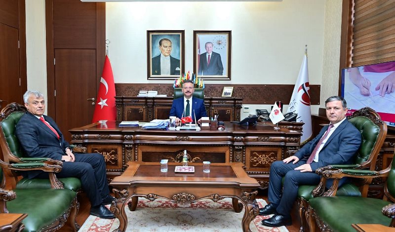 Uludağ Gümrük ve Dış Ticaret Bölge Müdürü Hüseyin Şanverdi ile Eskişehir Gümrük Müdürü Muhammet Uçar Valimiz Sayın Hüseyin Aksoy’u ziyaret etti.
