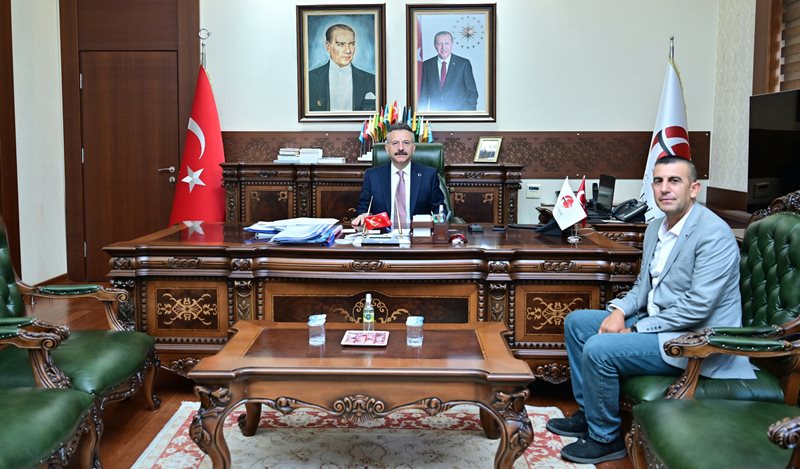 Odunpazarı İlcesi Kuyucak Mahalle Muhtarı Veli Fidan, Valimiz Sayın Hüseyin Aksoy'u ziyaret etti.