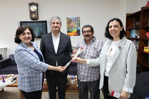 Valimiz Sayın Mustafa Yavuz ve Eşi Süreyya Yavuz Hanımefendi, Babalar Günü Dolayısıyla Huzurevindeki Büyüklerimizi Ziyaret Etti.