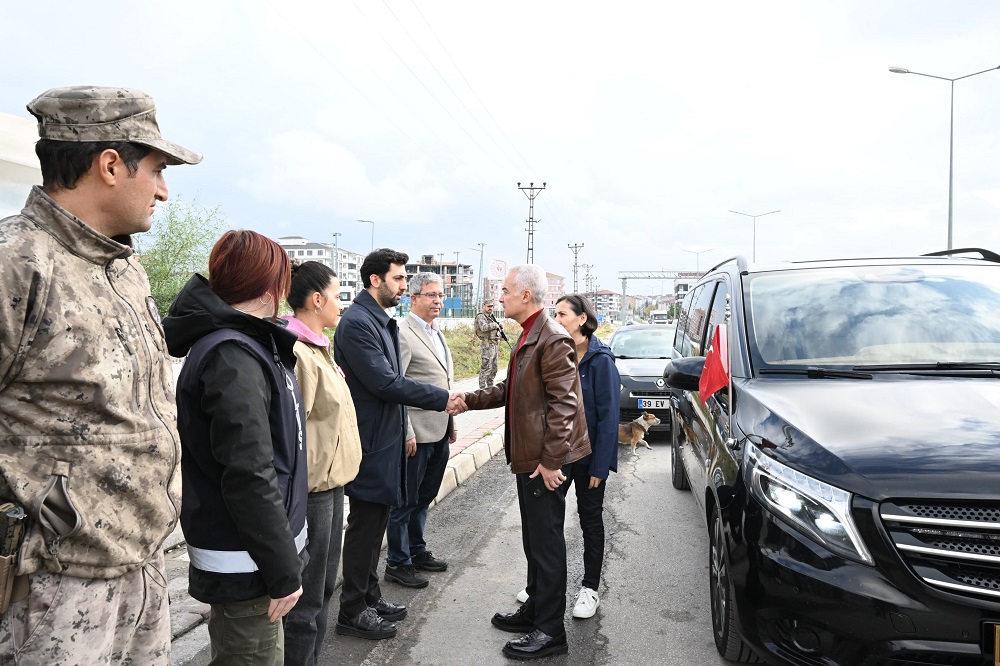 Vali Turan, yol kontrol noktasında ziyaret ederek, incelemelerde bulundu…