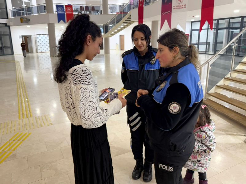 Ardahan Emniyeti Toplum Destekli Polis Ekiplerince Güvenli İnternet Kullanımı, Kadına El Kalkamaz Konularında Öğrencilere Bilgilendirmelerde Bulunuldu