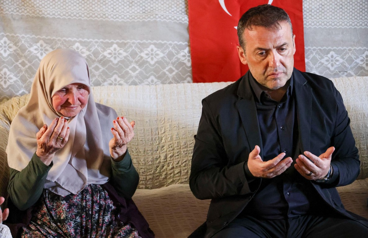 VALİMİZ SAYIN FAİK OKTAY SÖZER, 1989 YILINDA TUNCELİ’DE VATANİ GÖREVİNİ İFA EDERKEN ŞEHİT OLAN SEDAT ÇAKIR’IN AİLESİNİ ZİYARET ETTİ.