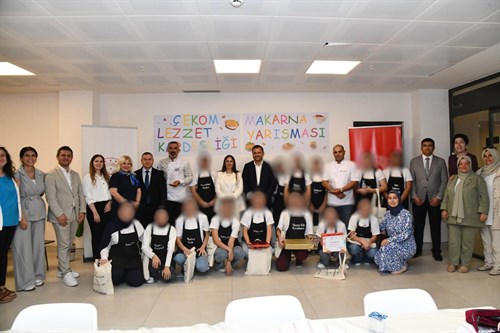 VALİMİZ SAYIN ATİLLA TOROS’UN EŞİ DUDU İREM TOROS HANIMEFENDİ’NİN ‘LEZZET KARDEŞLİĞİ MAKARNA YARIŞMASI’NDA, GENÇLER HÜNERLERİNİ SERGİLEDİ