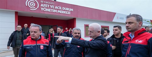 VALİ GÜL, 6,2’LİK DEPREM SONRASI AFAD’DAKİ KRİZ MERKEZİNDEN ÇALIŞMALARI YÖNETTİ