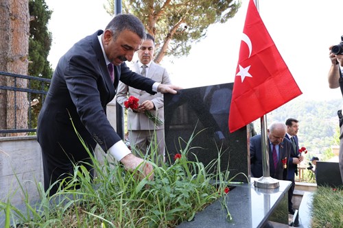 Vali Osman Hacıbektaşoğlu, 15 Temmuz Demokrasi ve Millî Birlik Günü Anma Etkinlikleri Kapsamında Şehitliği Ziyaret Etti