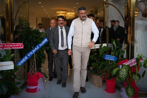 Vali Çelik, Sümbül Mahallesi'nde Açılışı Yapılan Soner Yılmaz Fashion İşletmesini Ziyaret Etti