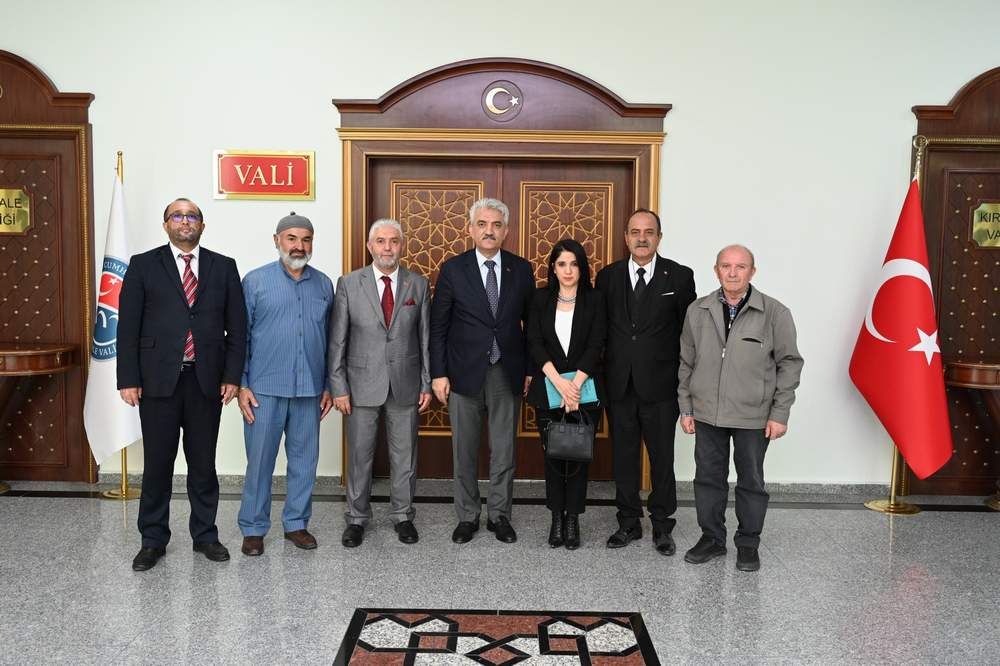 Valimiz Sayın Mehmet Makas; Kırıkkale İl ve İlçeleri Dernek Başkanı Veysel Murat ve yönetimini makamında kabul etti.