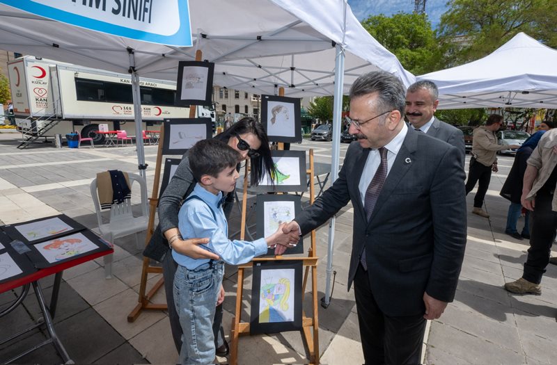 Valimiz Sayın Hüseyin Aksoy, "Engelsiz Kermes" etkinliğine katılarak, özel eğitim okulları ve STK'ların stantlarını gezdi, katılımcılarla ilgilendi.