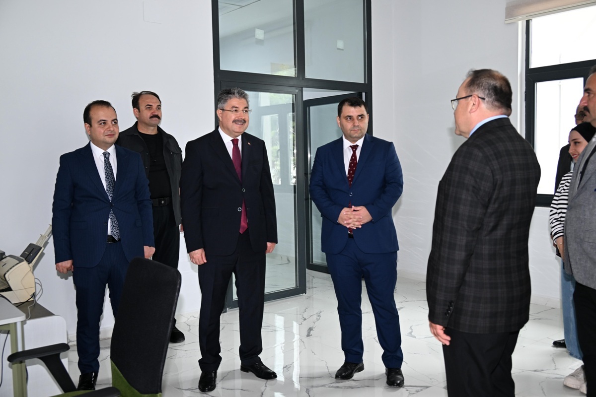 Vali Yılmaz, Hizmete Giren Bahçe Hükümet Konağında İncelemelerde Bulundu